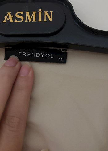 s Beden Bej V Yaka Kısa Kollu Fırfırlı Bluz