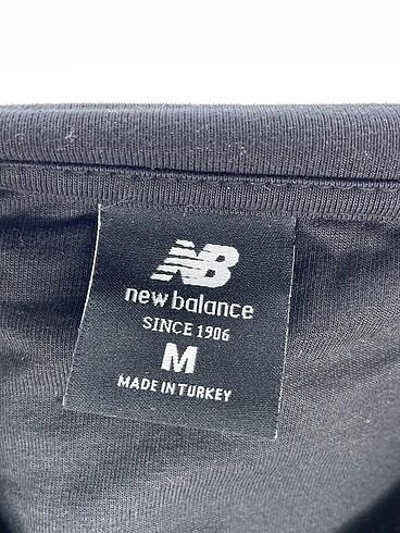 m Beden siyah Renk New Balance T-shirt %70 İndirimli.