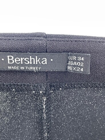 34 Beden siyah Renk Bershka Mini Şort %70 İndirimli.