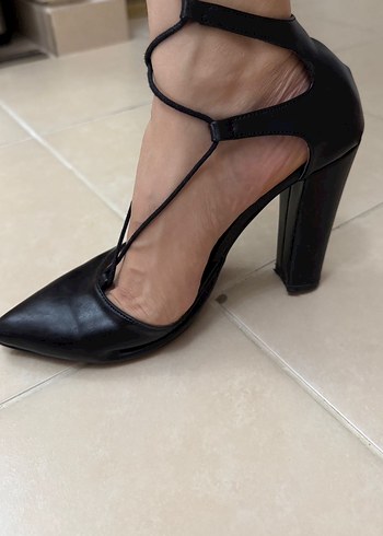 Zara Siyah Deri Bağcıklı Stiletto