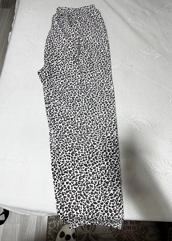 Kadın Beyaz Yılan Desenli Piliseli Bol Pantolon - Görsel 2