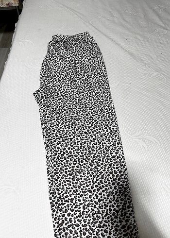 Kadın Beyaz Yılan Desenli Piliseli Bol Pantolon - Görsel 3