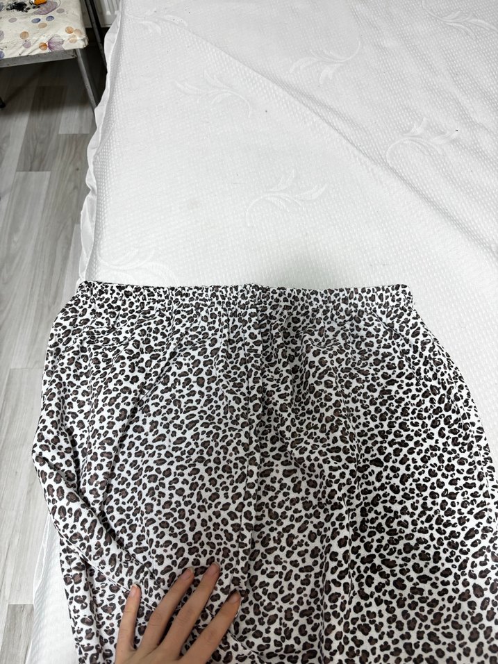 Kadın Beyaz Yılan Desenli Piliseli Bol Pantolon - Görsel 4