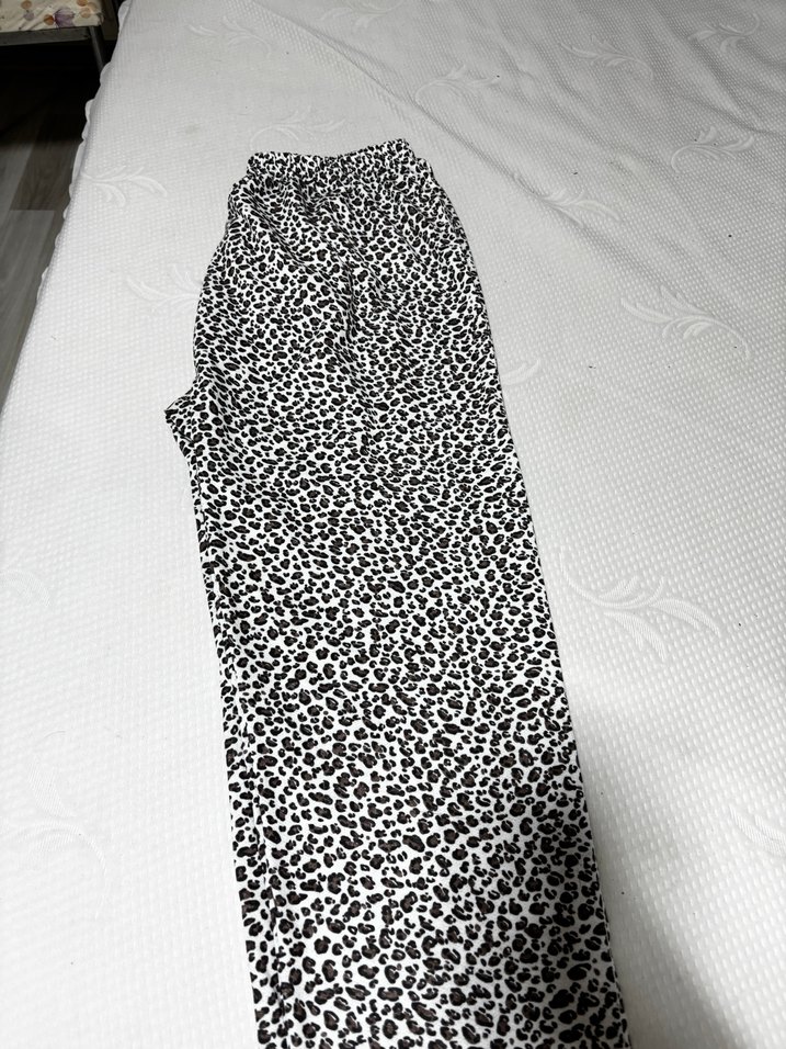 Kadın Beyaz Yılan Desenli Piliseli Bol Pantolon - Görsel 3