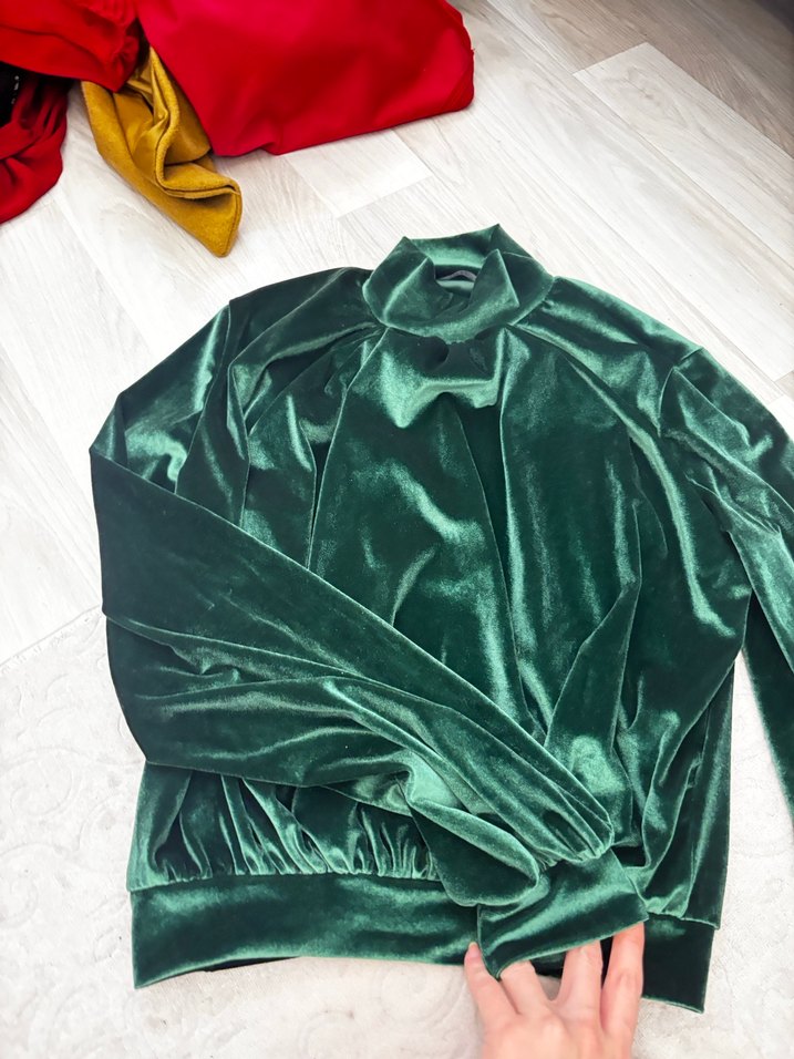 Parlak Yeşil Uzun Kollu Kadife Bluz - Görsel 3