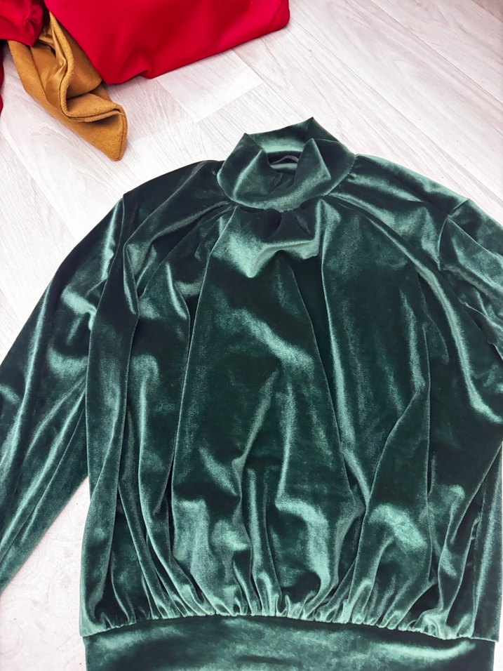 Parlak Yeşil Uzun Kollu Kadife Bluz - Görsel 2
