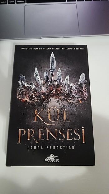 Kül Prensesi - Laura Sebastian