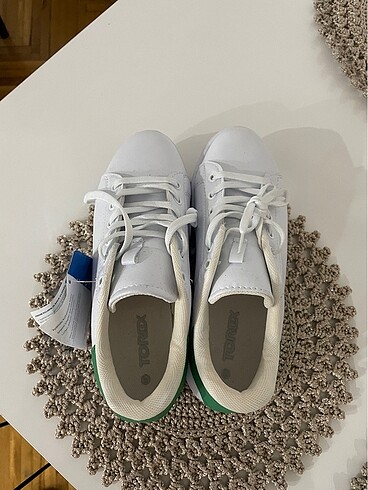 Beyaz spor ayakkabı - Görsel 3