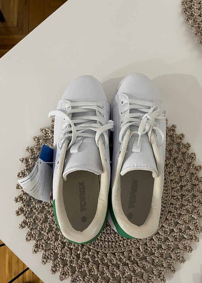 Beyaz spor ayakkabı - Görsel 3