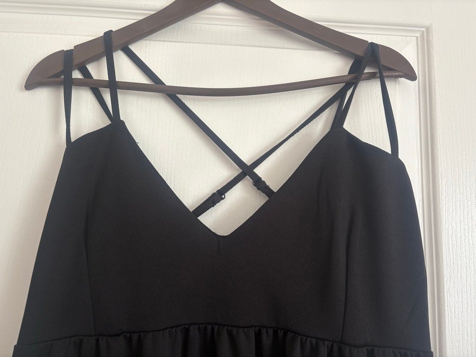 Siyah Uzun Askılı V Yaka Fırfırlı Elbise - Görsel 3