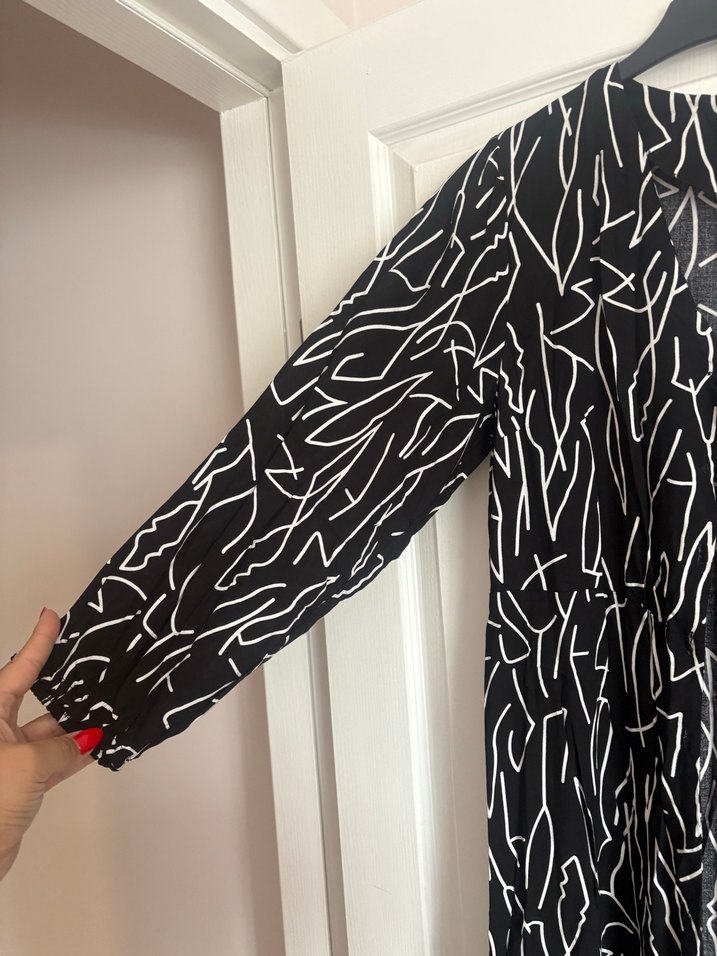 Drapeli Siyah Desenli Uzun Elbise - Görsel 4