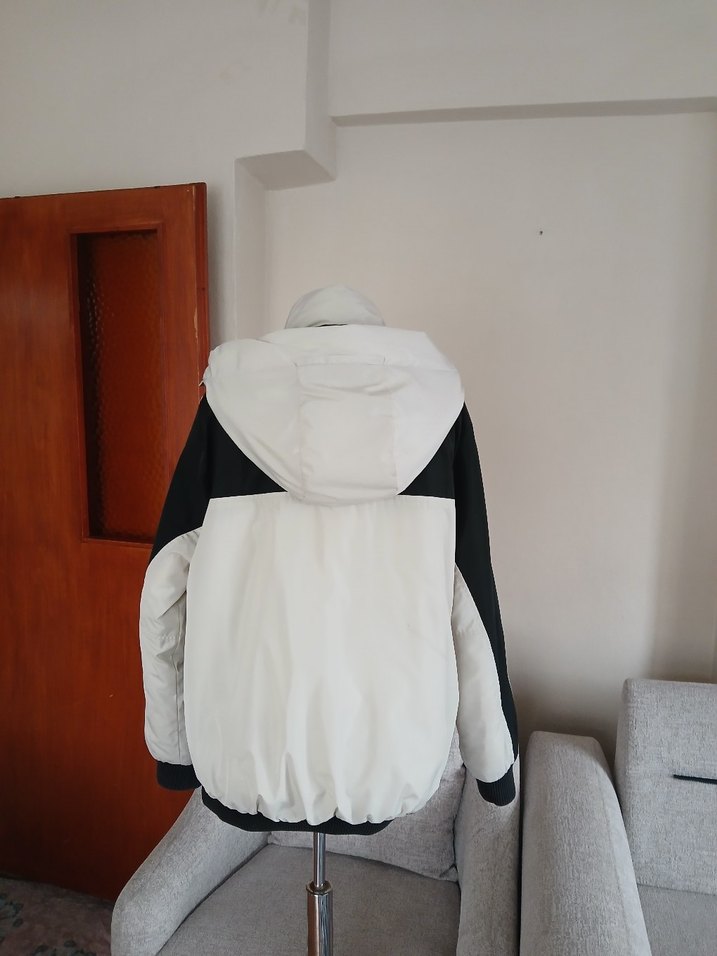 Siyah Detaylı Krem Şişme Mont (S Beden) - Görsel 3