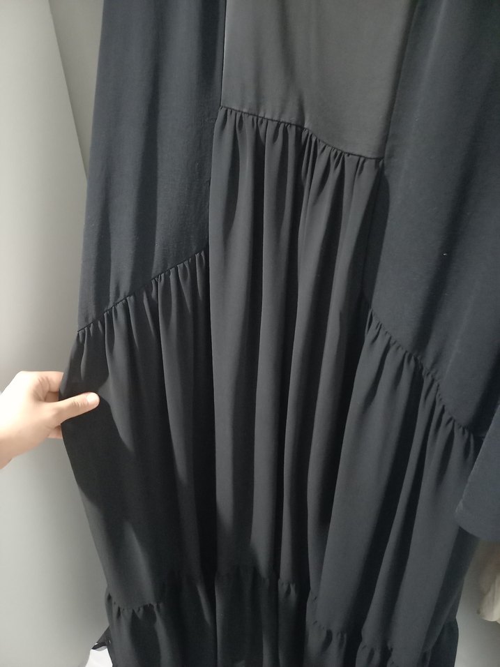 Siyah V Yakalı Uzun Volanlı Kadın Elbise - Görsel 2