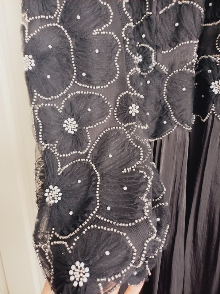 Siyah Nakışlı Uzun Kollu Piliseli Abiye Elbise - Görsel 3