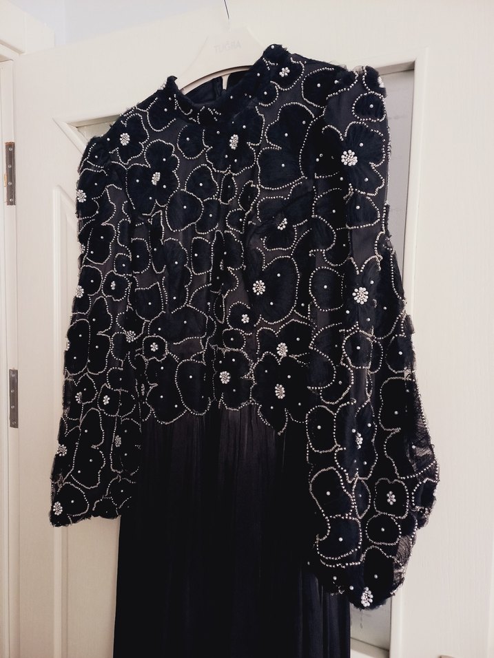 Siyah Nakışlı Uzun Kollu Piliseli Abiye Elbise - Görsel 2