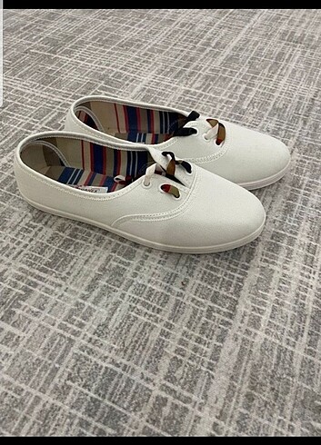 Beyaz keten ayakkabı 