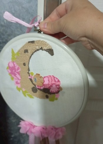 Pembe Nakışlı Bebek Temalı Dekoratif Duvar Süsü el işleme - Görsel 4