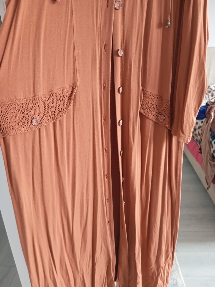 Düğmeli V Yakalı Uzun Bej Bohem Elbise - Görsel 5