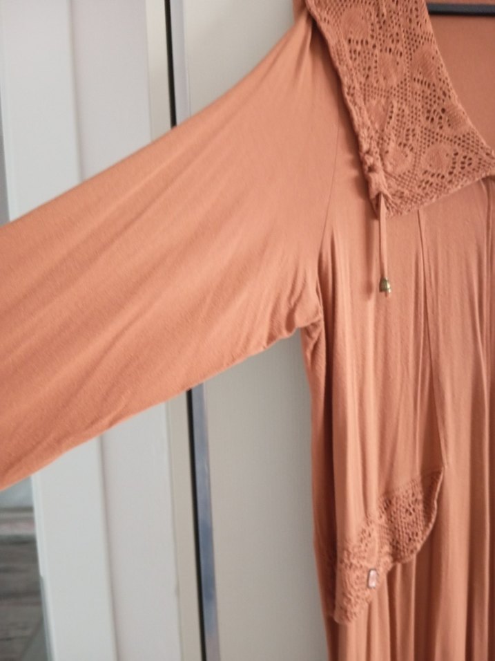 Düğmeli V Yakalı Uzun Bej Bohem Elbise - Görsel 4