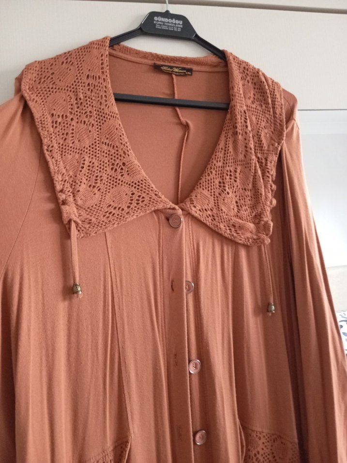 Düğmeli V Yakalı Uzun Bej Bohem Elbise - Görsel 2