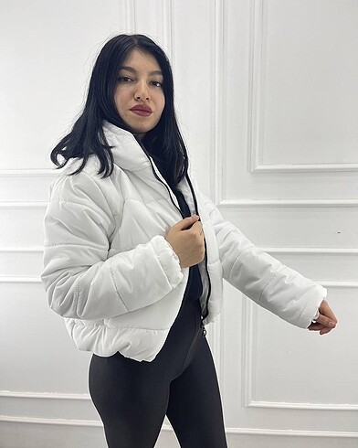 BEYAZ KAPÜŞONLU ŞİŞME MONT