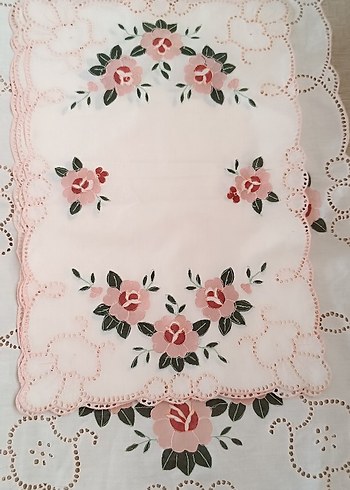 Pembe Nakışlı Masa Örtüsü
