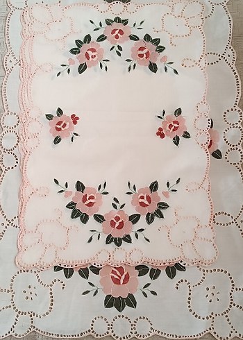 English Home Pembe Nakışlı Masa Örtüsü
