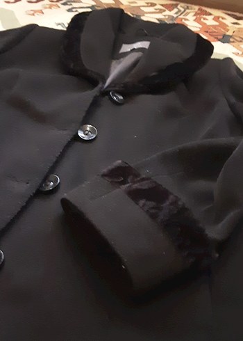 Siyah Kadın Kaban, Düğmeli ve Kürklü Yaka - Görsel 4