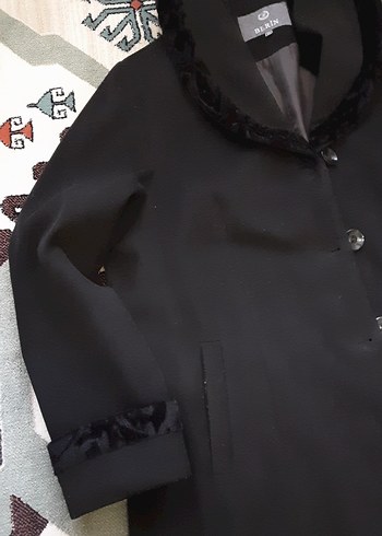 Siyah Kadın Kaban, Düğmeli ve Kürklü Yaka - Görsel 2