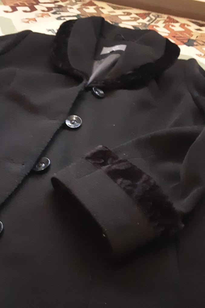 Siyah Kadın Kaban, Düğmeli ve Kürklü Yaka - Görsel 4