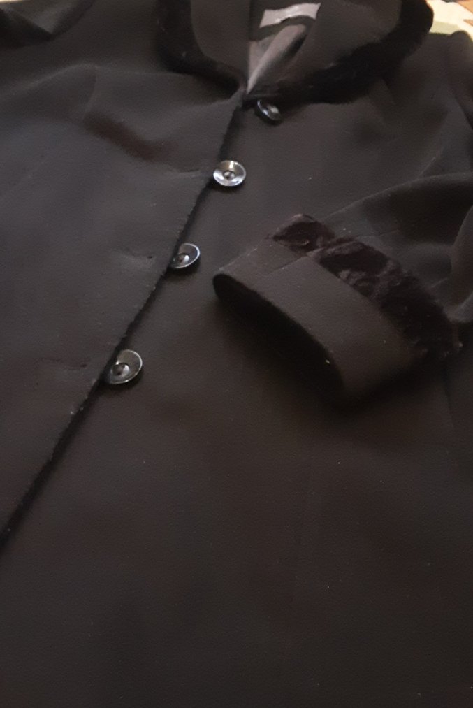 Siyah Kadın Kaban, Düğmeli ve Kürklü Yaka - Görsel 3