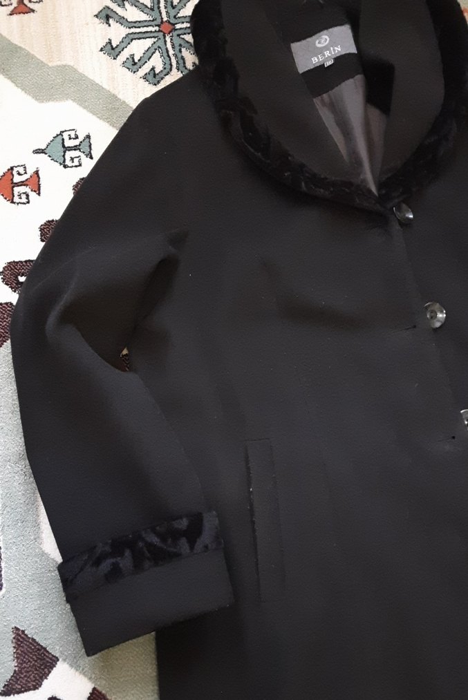 Siyah Kadın Kaban, Düğmeli ve Kürklü Yaka - Görsel 2