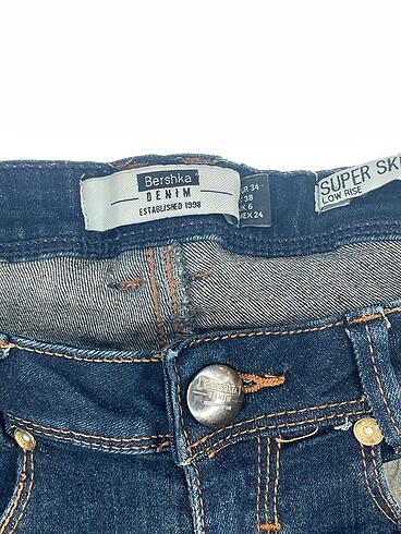 34 Beden çeşitli Renk Bershka Jean / Kot %70 İndirimli.