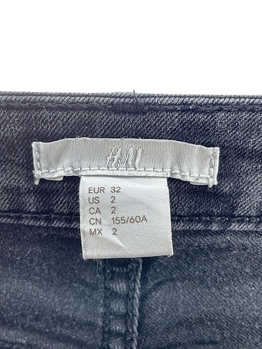 32 Beden siyah Renk H&M Mini Şort %70 İndirimli.