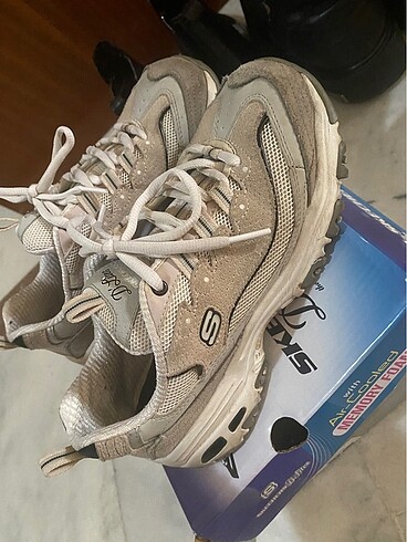 36,5 Beden Skechers ayakkabı