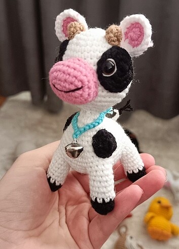 Minik buzu inek oyuncağı Sütaş ineği. Sevimli bebek oyuncakları