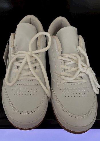 Beyaz spor ayakkabı - Görsel 2