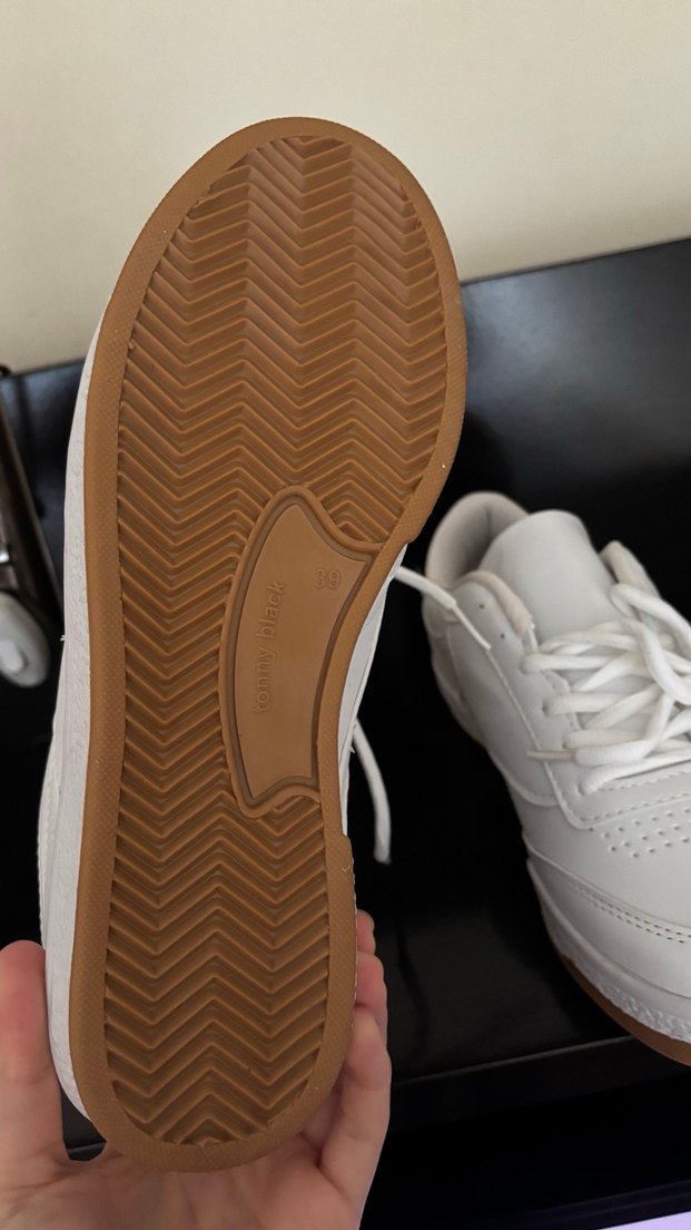 Beyaz spor ayakkabı - Görsel 3