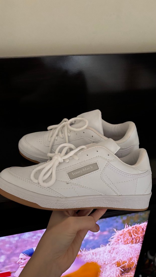 Beyaz spor ayakkabı - Görsel 4