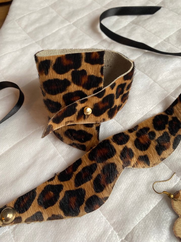 Leopar Desenli Deri Aksesuar Seti - Görsel 2