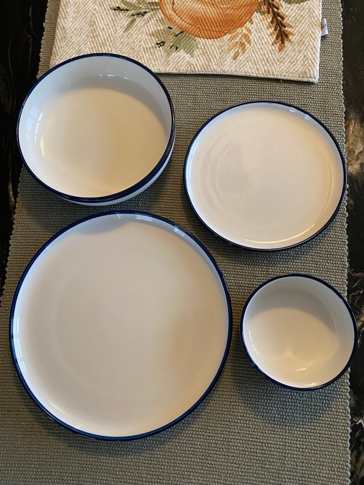 Beyaz zemine lacivert Çizgili Yemek takımı - Görsel 4