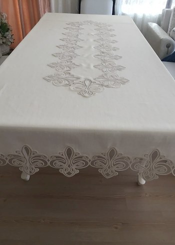 İşlemeli Beyaz Masa Örtüsü