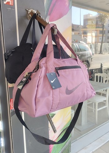 Nike Pembe Fermuarlı Spor Çantası - Görsel 3