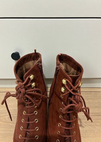 Kahverengi Süet Bağcıklı Topuklu Bot - Görsel 2