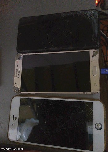 Hasarlı Ekranlı Android Telefonlar Beyaz ve Siyah