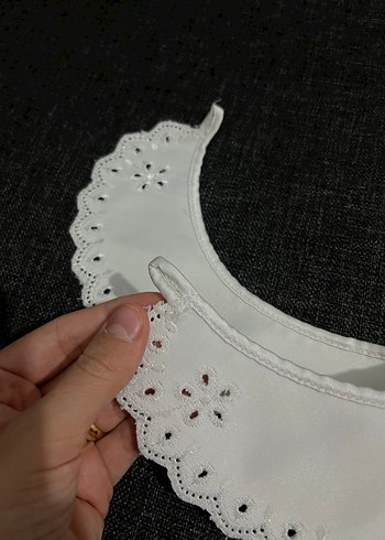 İşlemeli Beyaz Bebek Önlüğü - Görsel 3