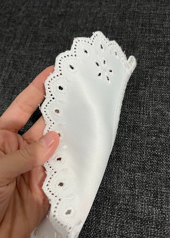 İşlemeli Beyaz Bebek Önlüğü - Görsel 2