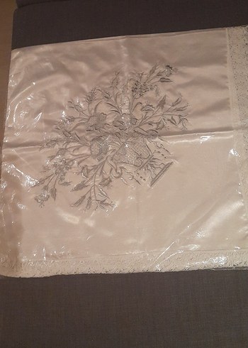 İşlemeli masa örtüsü/ÇEYİZLİK