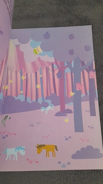 Beden Renk 555 Harika Atlar ve Unicorn'lar/Altın Kitaplar/555 Çıkartma Kita