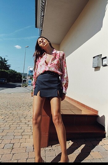 Zara yırtmaçlı ve kemerli şort etek